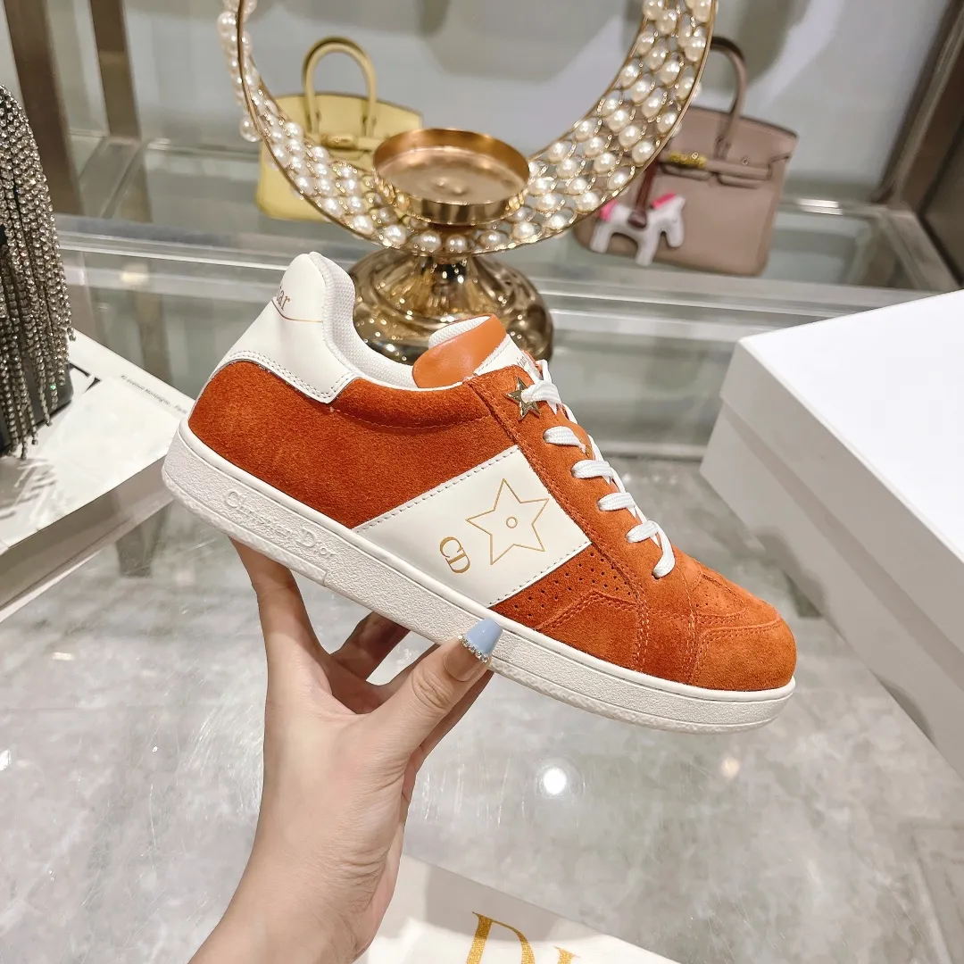 👟👟Ex-factory price 560👟👟Dior2024 new white shoes, Dior Dior Star women's sports shoes, very light summer white shoes. The upper is carefully made of imported suede, decorated with tonal suede panels, metal stars decorate the lace eyelets, and breathable mesh inside. The upper is punched and designed not to stuffy the feet. It is equipped with Christian Dior logo and thin soles. The thick sole is suitable for all seasons! Size: 35-41 (40 and 41 are customized and cannot be returned or exchanged)